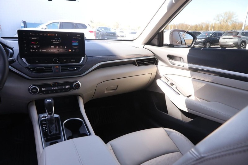 Nissan Altima Vehicle Image 24