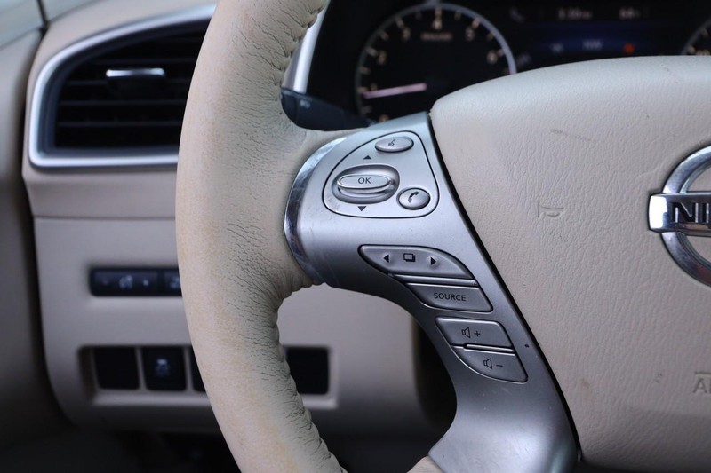 Nissan Murano Vehicle Image 11