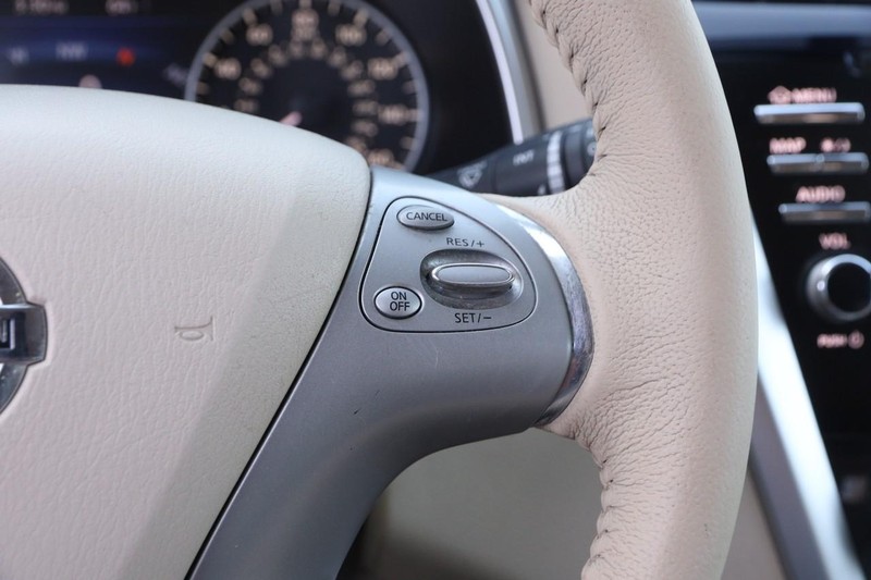 Nissan Murano Vehicle Image 12
