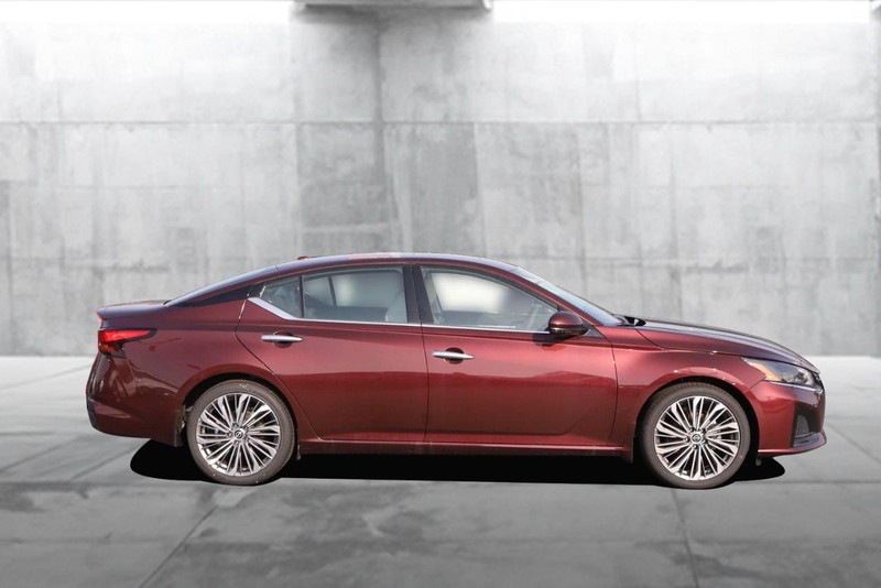 Nissan Altima Vehicle Image 05