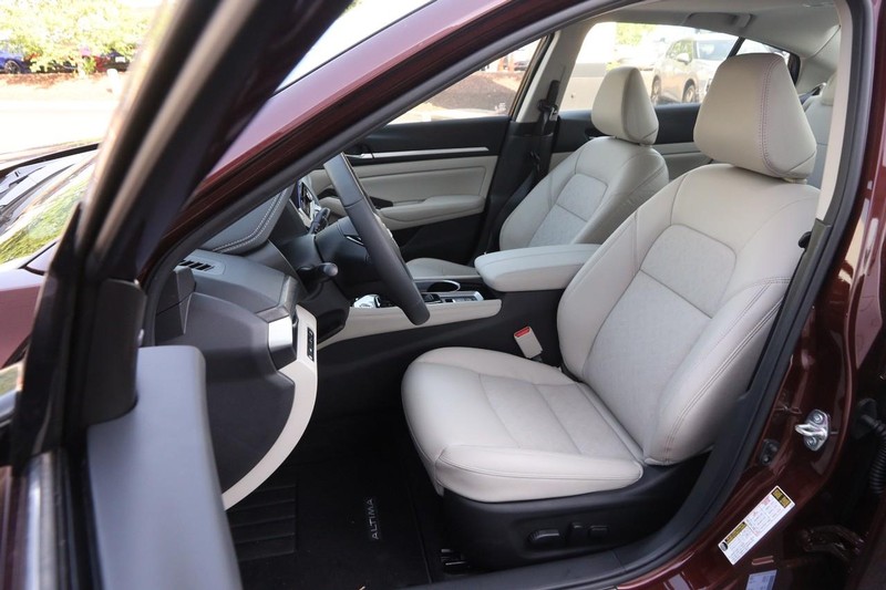 Nissan Altima Vehicle Image 09