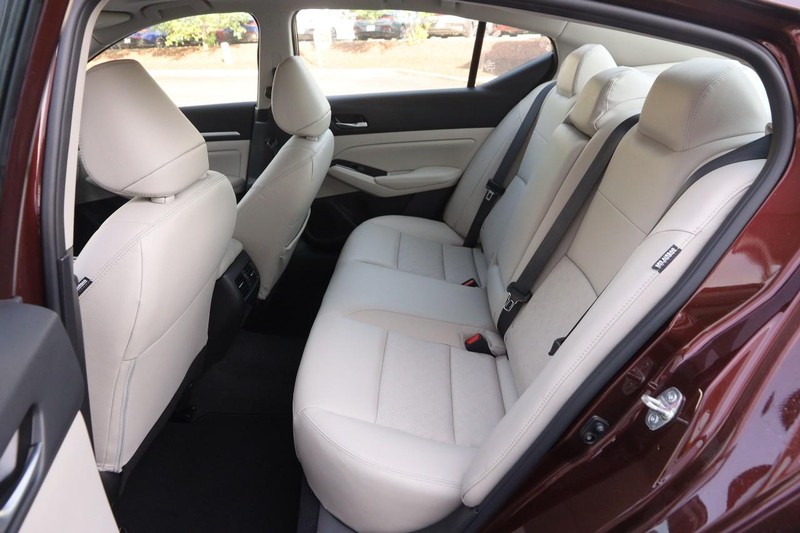 Nissan Altima Vehicle Image 10