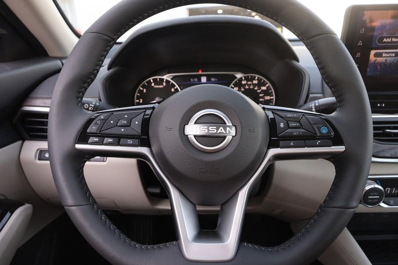 Nissan Altima Vehicle Image 11