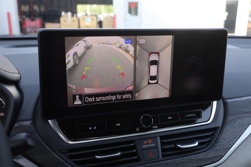 Nissan Altima Vehicle Image 17