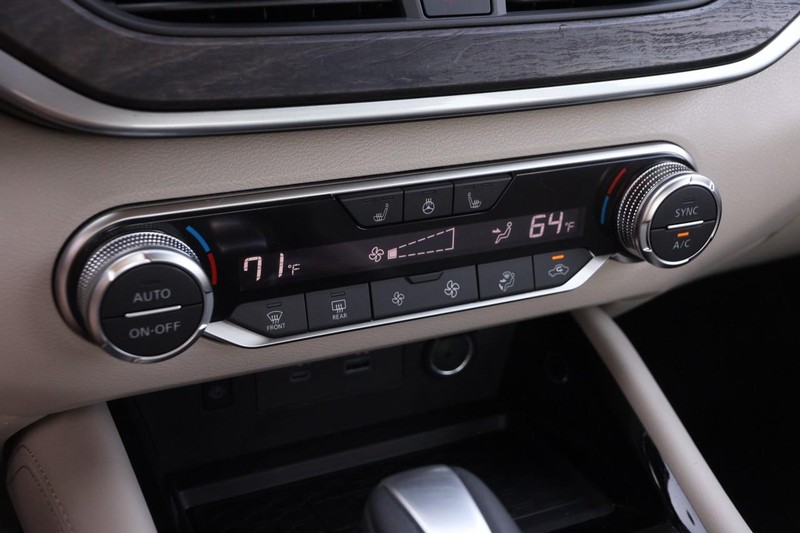 Nissan Altima Vehicle Image 18
