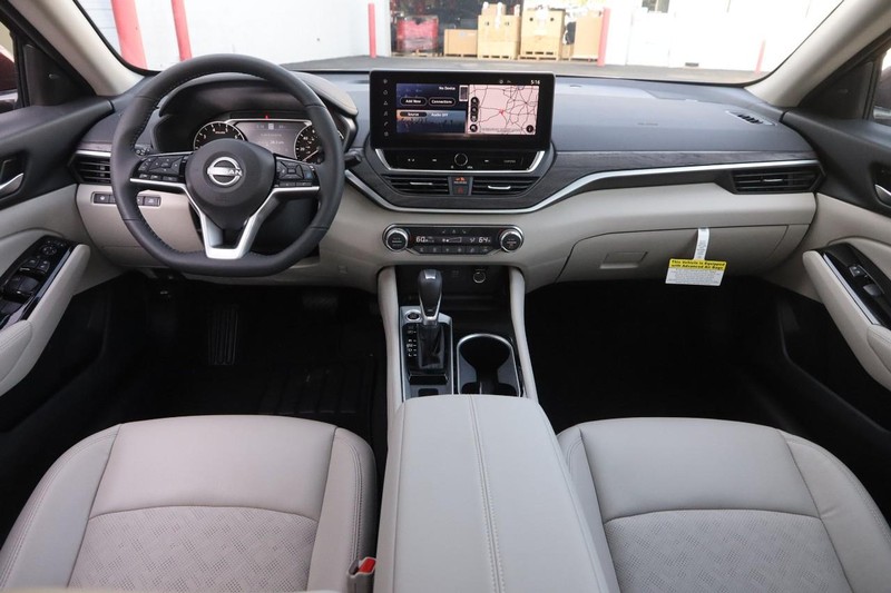 Nissan Altima Vehicle Image 21