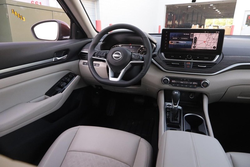 Nissan Altima Vehicle Image 22
