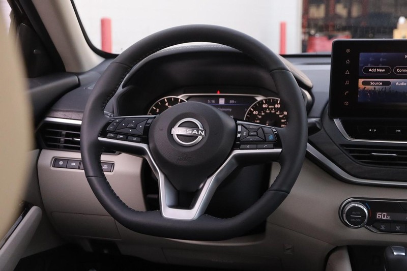 Nissan Altima Vehicle Image 23
