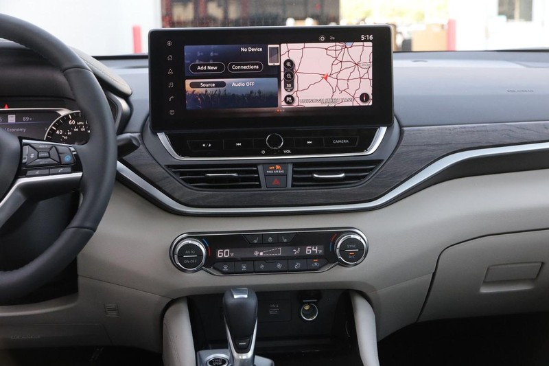 Nissan Altima Vehicle Image 24