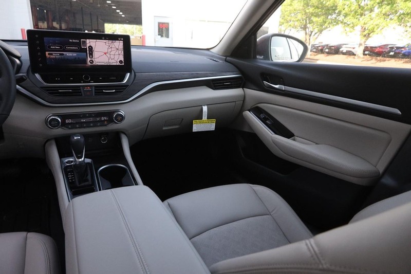Nissan Altima Vehicle Image 25