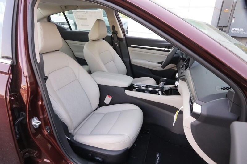 Nissan Altima Vehicle Image 26
