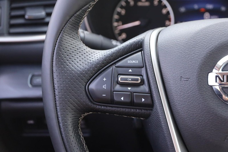 Nissan Maxima Vehicle Image 12