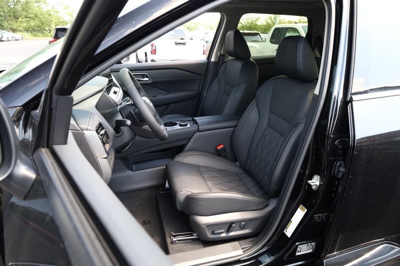 Nissan Rogue Vehicle Image 12