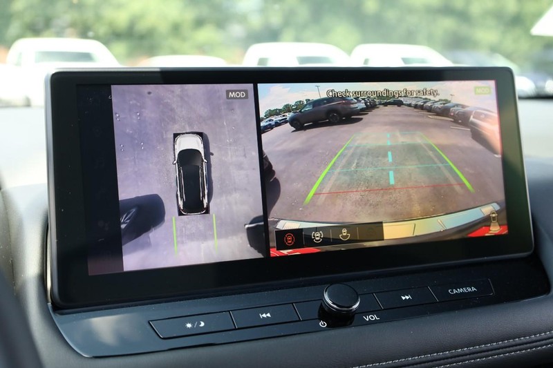 Nissan Rogue Vehicle Image 17