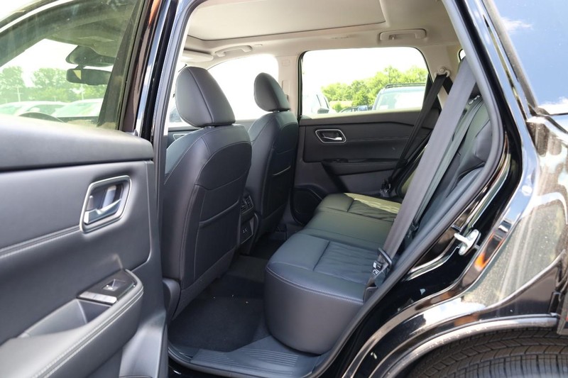 Nissan Rogue Vehicle Image 25