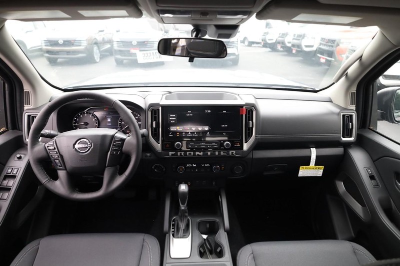 Nissan Frontier Vehicle Image 11