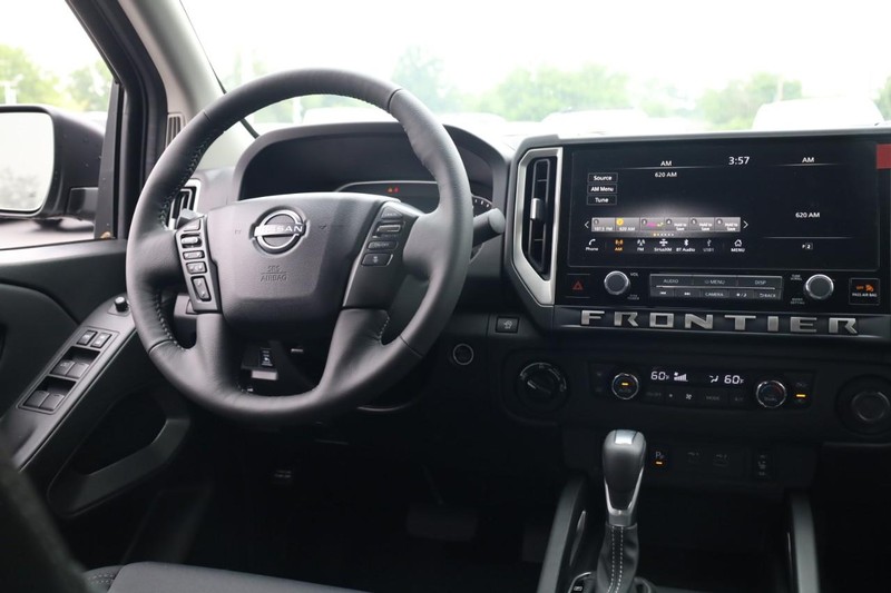 Nissan Frontier Vehicle Image 13