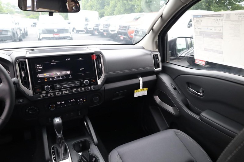 Nissan Frontier Vehicle Image 15