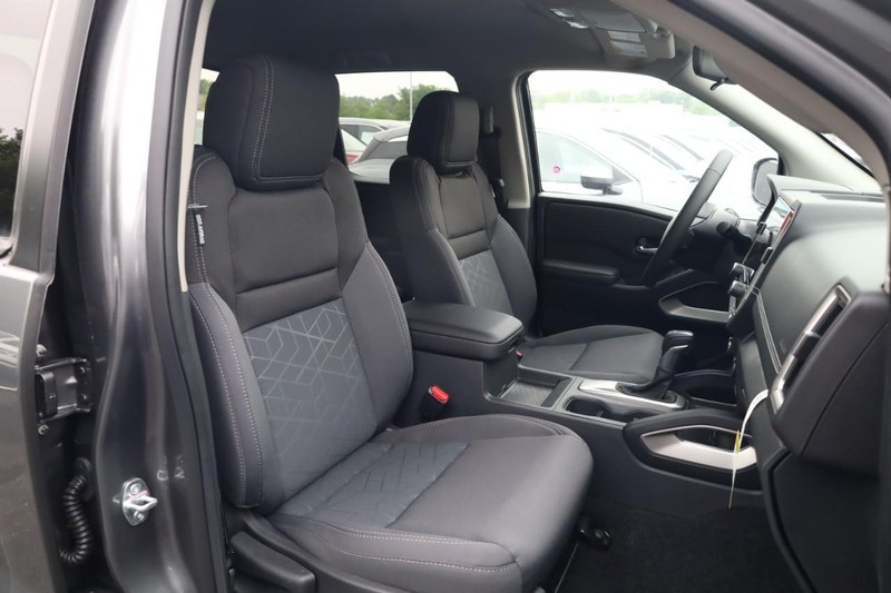 Nissan Frontier Vehicle Image 25