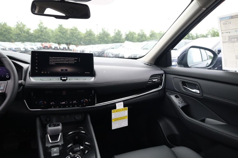 Nissan Rogue Vehicle Image 17