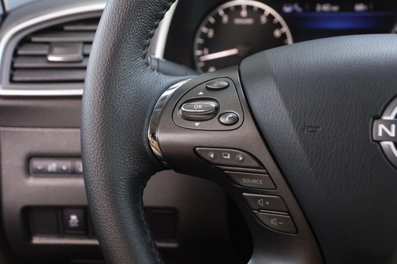 Nissan Murano Vehicle Image 11