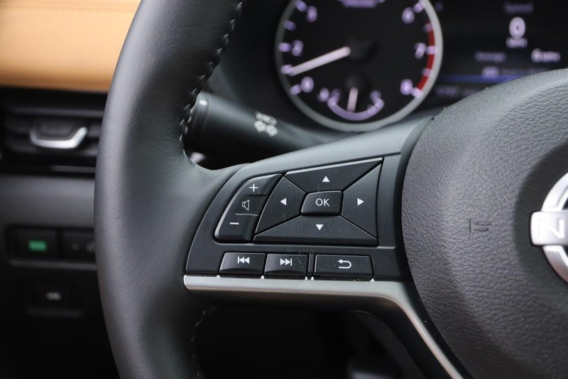 Nissan Sentra Vehicle Image 12
