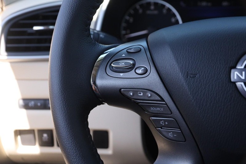 Nissan Murano Vehicle Image 11