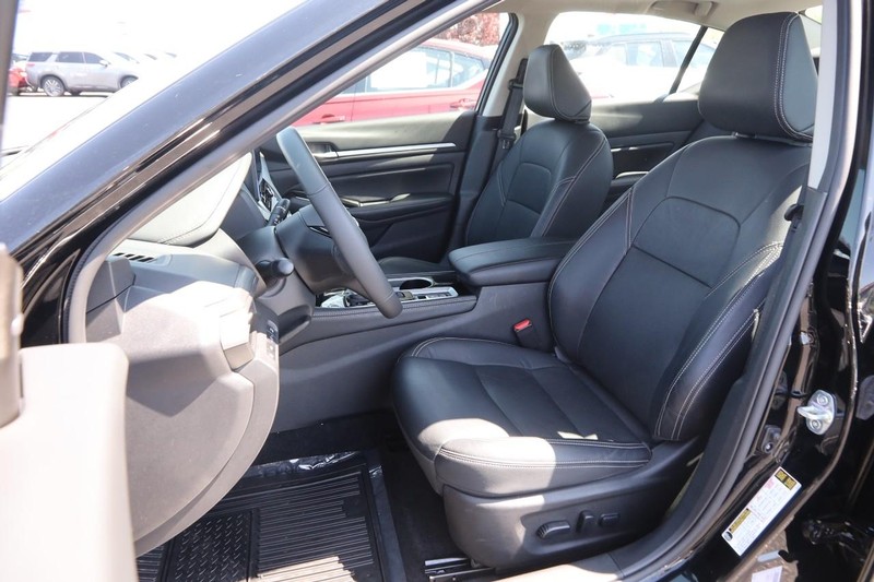 Nissan Altima Vehicle Image 09