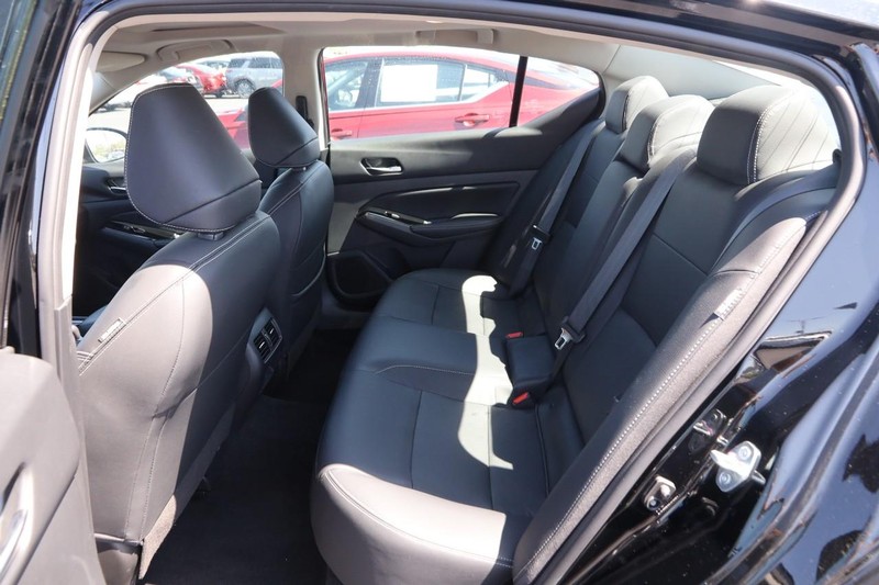 Nissan Altima Vehicle Image 10