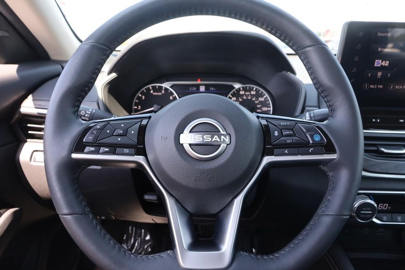 Nissan Altima Vehicle Image 11
