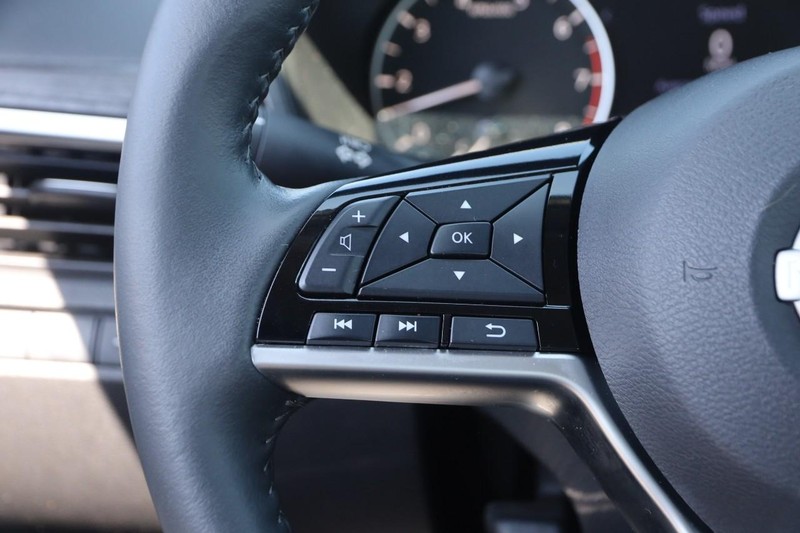 Nissan Altima Vehicle Image 12