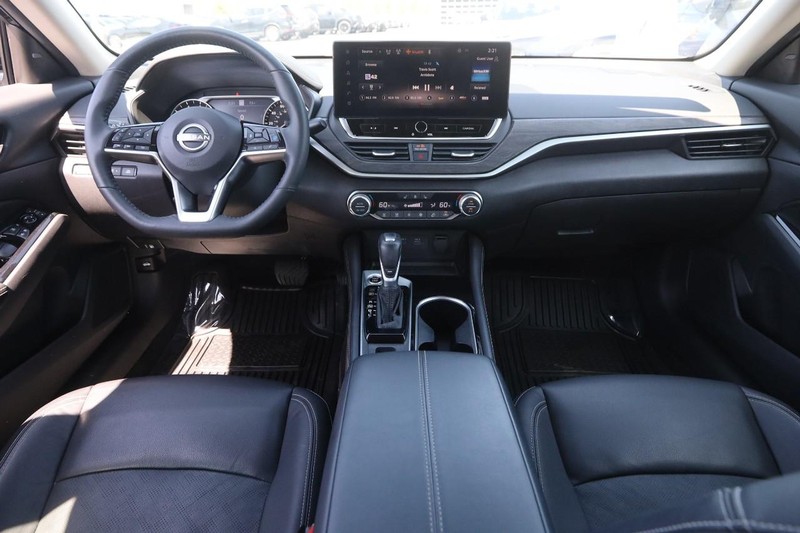 Nissan Altima Vehicle Image 20