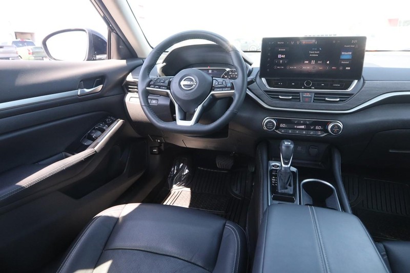 Nissan Altima Vehicle Image 21