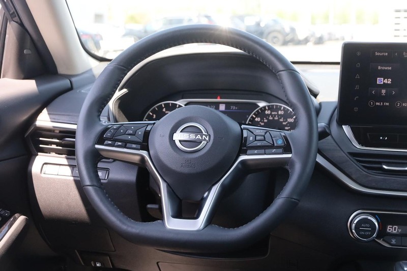 Nissan Altima Vehicle Image 22