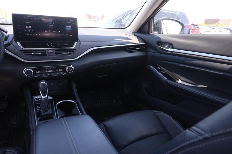 Nissan Altima Vehicle Image 24
