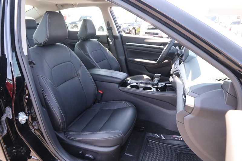 Nissan Altima Vehicle Image 25