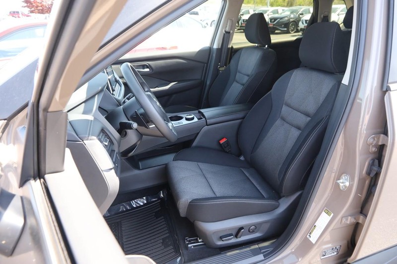 Nissan Rogue Vehicle Image 09