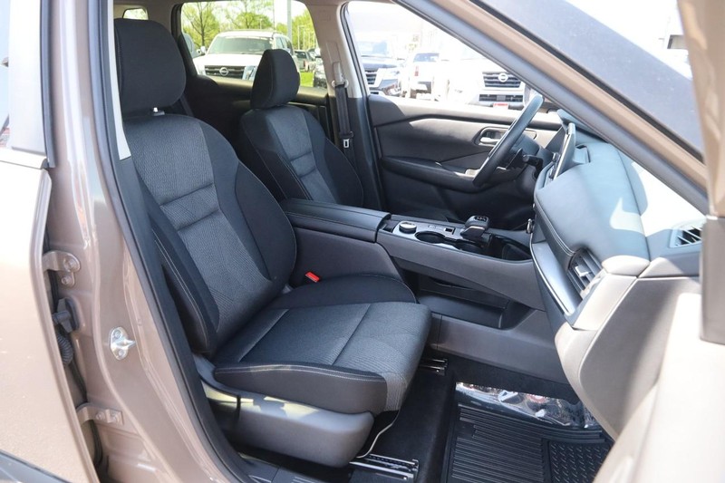 Nissan Rogue Vehicle Image 24