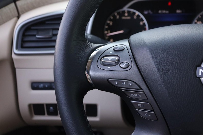 Nissan Murano Vehicle Image 11