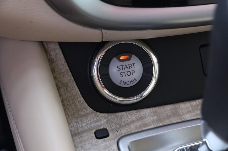 Nissan Murano Vehicle Image 14