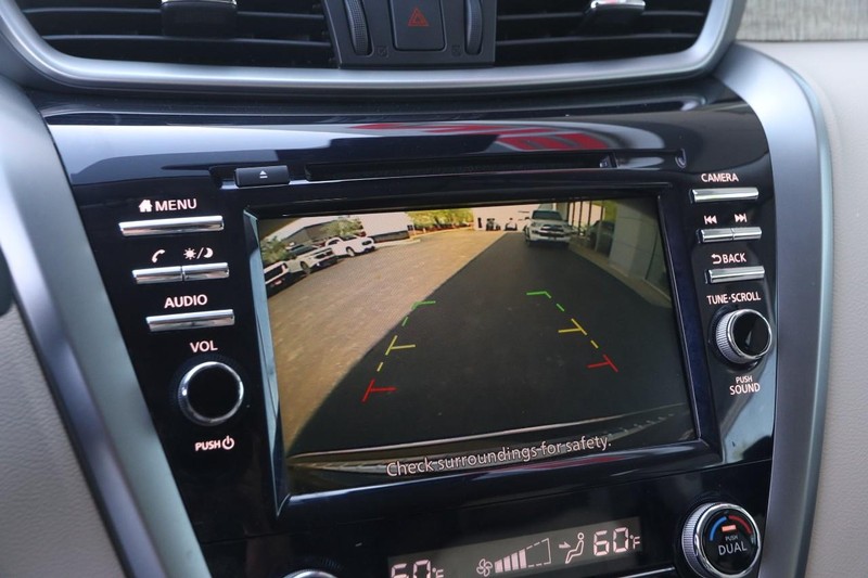 Nissan Murano Vehicle Image 16