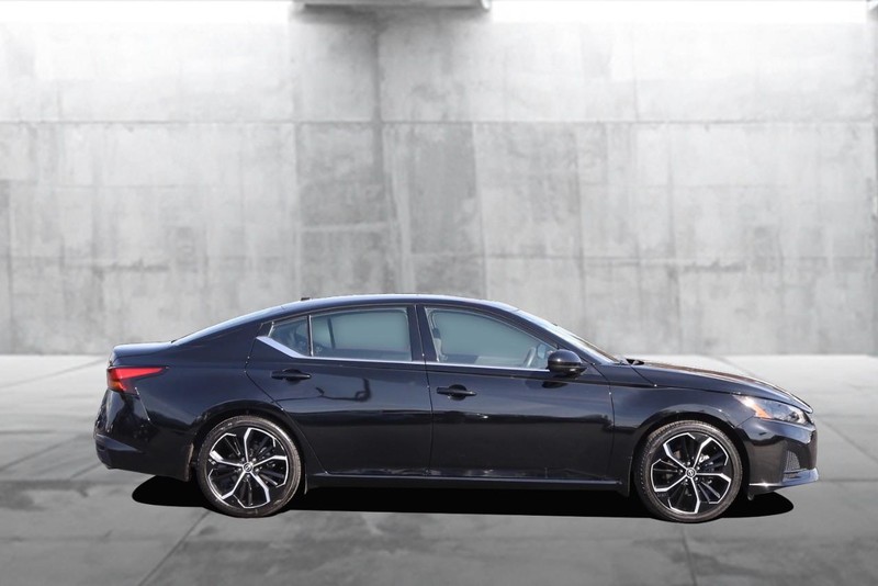 Nissan Altima Vehicle Image 05
