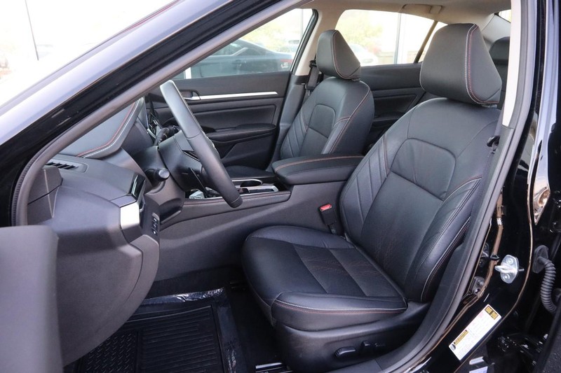 Nissan Altima Vehicle Image 09