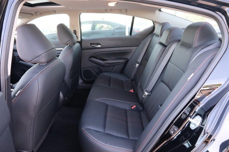 Nissan Altima Vehicle Image 10