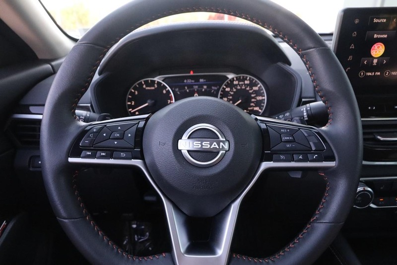 Nissan Altima Vehicle Image 11