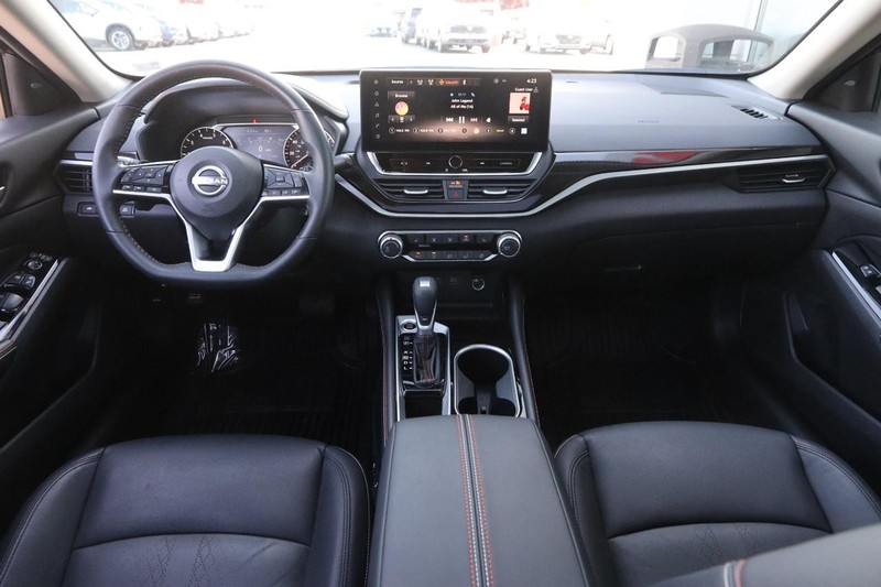 Nissan Altima Vehicle Image 21