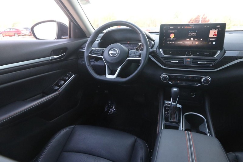 Nissan Altima Vehicle Image 22