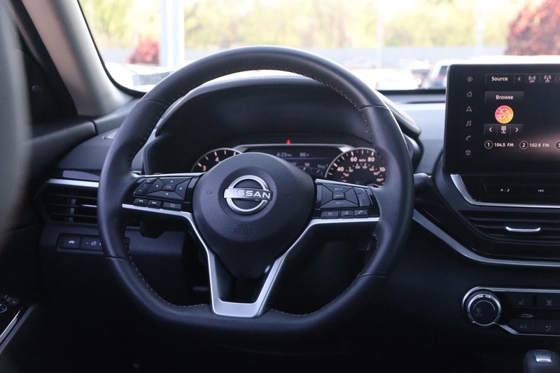 Nissan Altima Vehicle Image 23