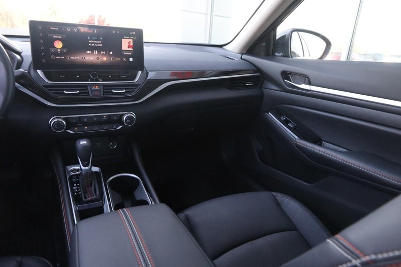 Nissan Altima Vehicle Image 25