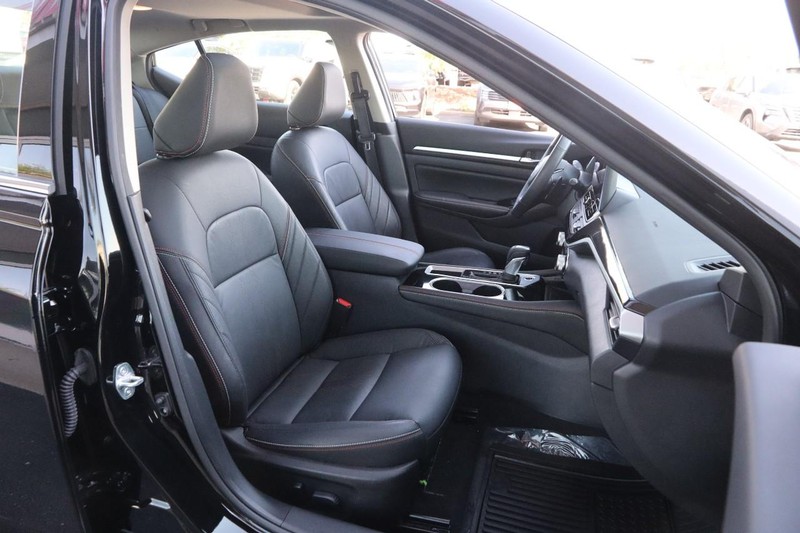 Nissan Altima Vehicle Image 26